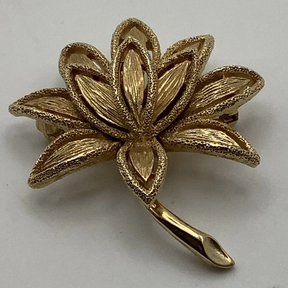 Vintage Avon Goldtone 2” Lotus Brooch